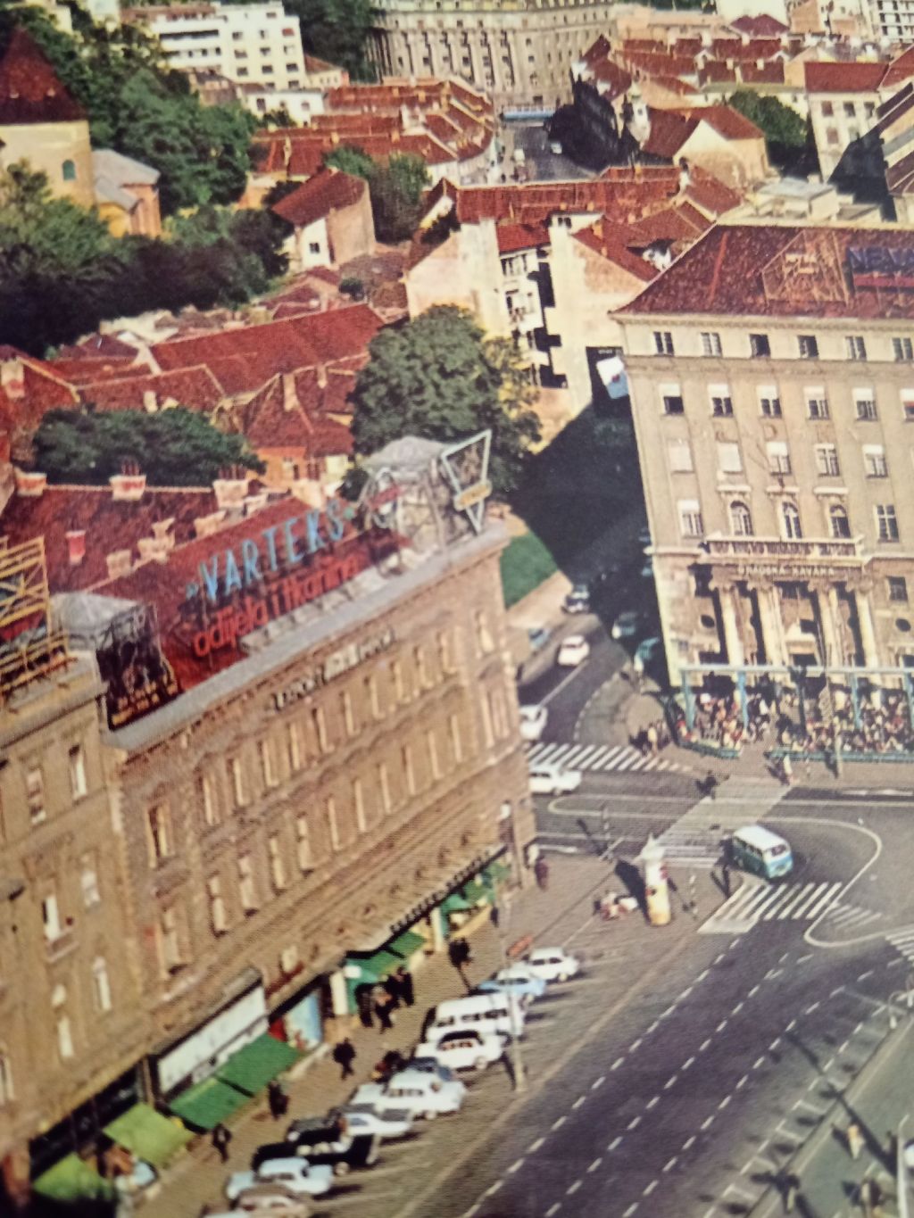 Trg Republike (današnji Trg bana Jelačića) oko 1975. godine. 31. prosinca 1975. godine u ponoć obustavljeno je prometovanje preko Trga
